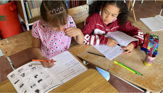 Foto de Niñas reforzando sus conocimientos con otros tipos de clases