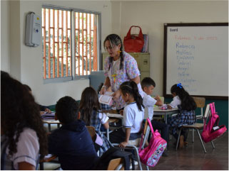 Foto de Niños en el salon de clases FBC