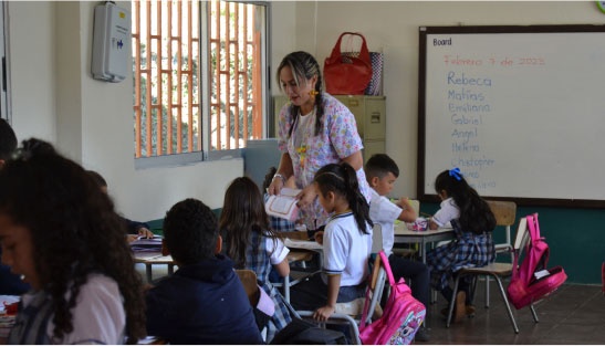 Foto de Niños en el salon de clases con la maestra