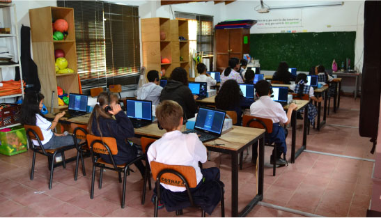 Foto de Niños en la sala de computadoras de FBC