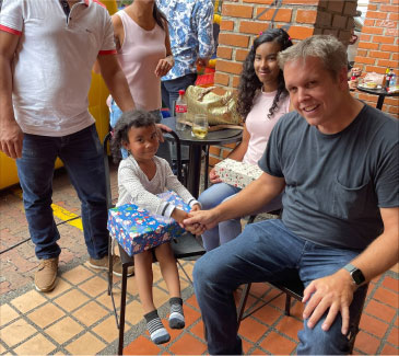 Foto de entrega de regalos en la fiesta navide;a de FBC