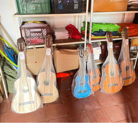 Foto de las donaciones de instrumentos musicales de FBC