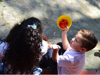 Foto de los ninos disfrutando de la merienda de media manana