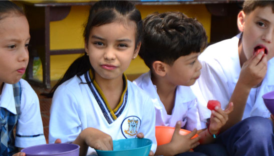 Foto de los ninos disfrutando las frutas