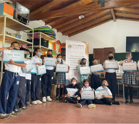 Foto de los niños recibiendo laptops gracias a FBC