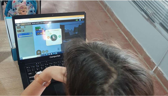 Foto de niña recibiendo clases de programacion en FBC