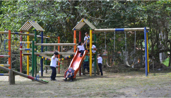 foto de Niños sonriendo y jugando en el parque de dirversiones de FBC.