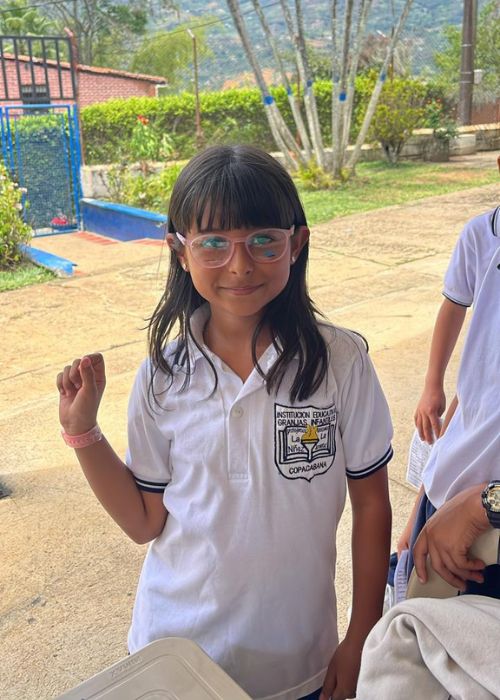 Niña feliz, jornada de salud visual escuela el noral