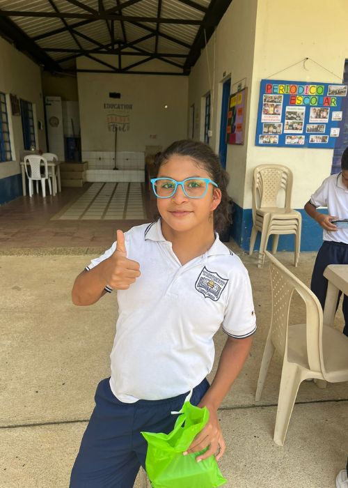 Niña pulgar arriba jornada de salud visual escuela el noral