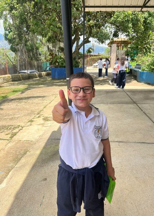 Niño 2 pulgar arriba jornada de salud visual escuela el noral