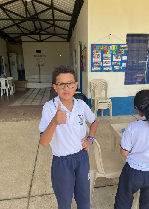 Niño pulgar arriba jornada de salud visual escuela el noral