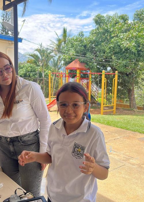 probando lentes Niño pulgar arriba jornada de salud visual escuela el noral